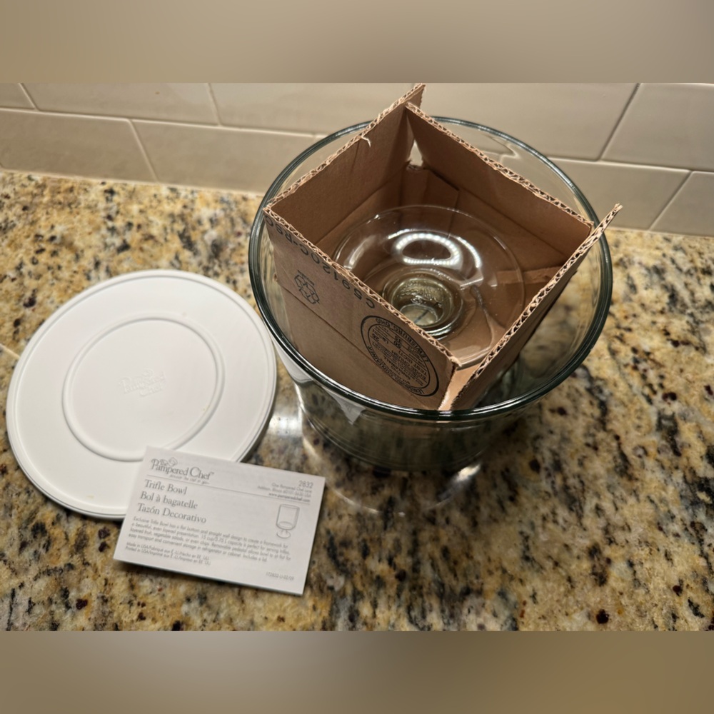 Pampered Chef Trifle Bowl - New without Outer box, Never Used - Picture 4 of 6